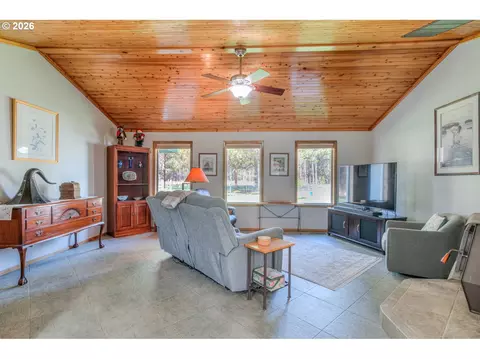 Living - 55471 Richard Way, Bend, OR 97707 photo 2 of 2