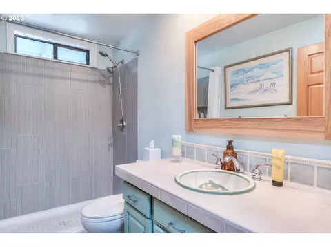 Bath - 55471 Richard Way, Bend, OR 97707 photo 1 of 2