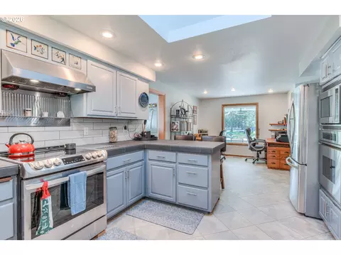 Kitchen - 55471 Richard Way, Bend, OR 97707 photo 2 of 2