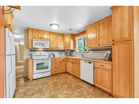 Kitchen - 1385 Beebe Ln, Eugene, OR 97404 photo 1 of 4