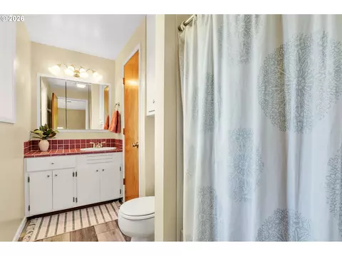 Bath - 1385 Beebe Ln, Eugene, OR 97404 photo 2 of 3