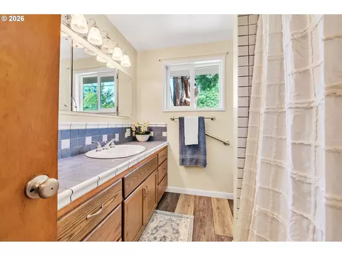 Bath - 1385 Beebe Ln, Eugene, OR 97404 photo 1 of 3