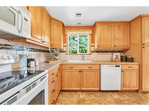 Kitchen - 1385 Beebe Ln, Eugene, OR 97404 photo 3 of 4