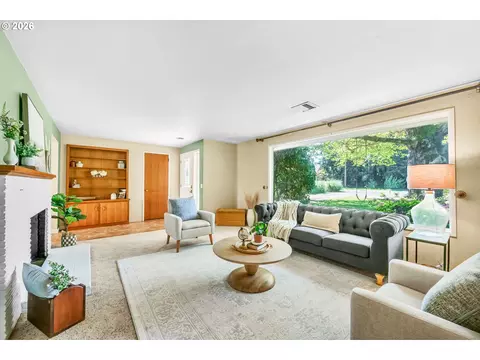 Living - 1385 Beebe Ln, Eugene, OR 97404 photo 2 of 5
