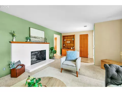 Living - 1385 Beebe Ln, Eugene, OR 97404 photo 3 of 5