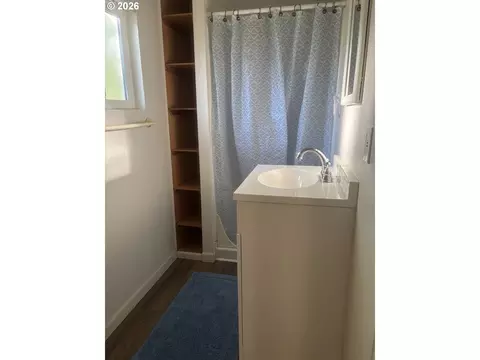 Bath - 1385 Beebe Ln, Eugene, OR 97404 photo 3 of 3