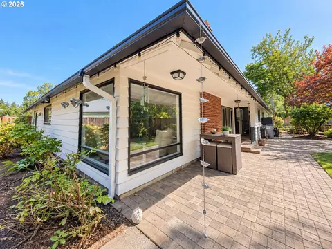 Exterior - 2872 Suffolk Ct, Eugene, OR 97401 photo 4 of 6