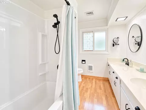 Bath - 2872 Suffolk Ct, Eugene, OR 97401 photo 1 of 4