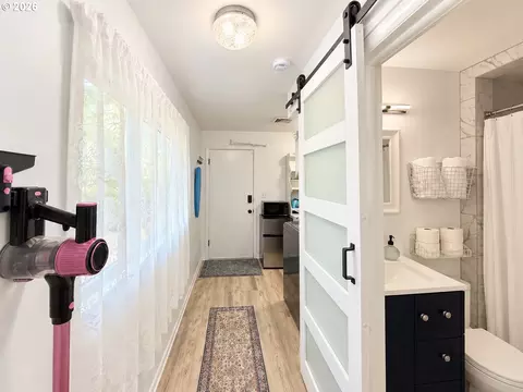 Entry Way - 2872 Suffolk Ct, Eugene, OR 97401 photo 3 of 3