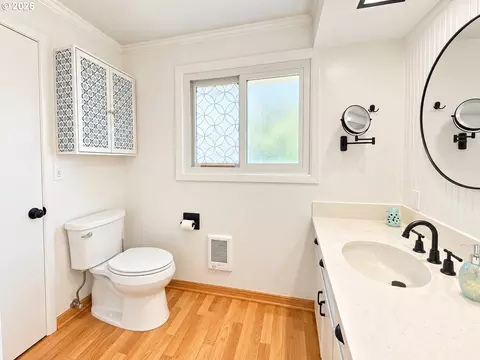 Bath - 2872 Suffolk Ct, Eugene, OR 97401 photo 2 of 4