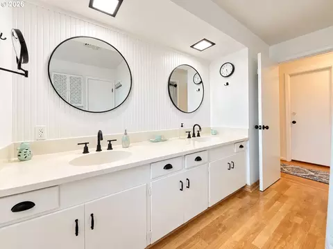 Bath - 2872 Suffolk Ct, Eugene, OR 97401 photo 3 of 4