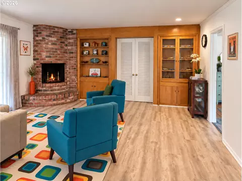 Living - 2872 Suffolk Ct, Eugene, OR 97401 photo 5 of 6