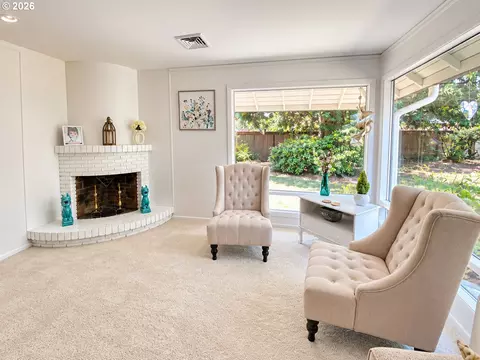 Living - 2872 Suffolk Ct, Eugene, OR 97401 photo 3 of 6