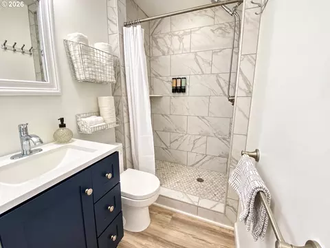 Bath - 2872 Suffolk Ct, Eugene, OR 97401 photo 4 of 4