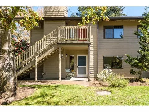 2095 Lake Isle Dr, Eugene, OR 97401