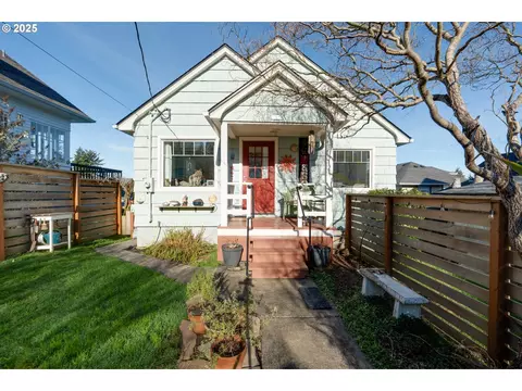 1374 Parker Pl, Astoria, OR 97103