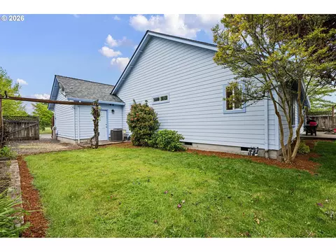 Exterior - 3928 Hyacinth St, Eugene, OR 97404 photo 7 of 10