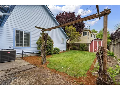 Exterior - 3928 Hyacinth St, Eugene, OR 97404 photo 6 of 10