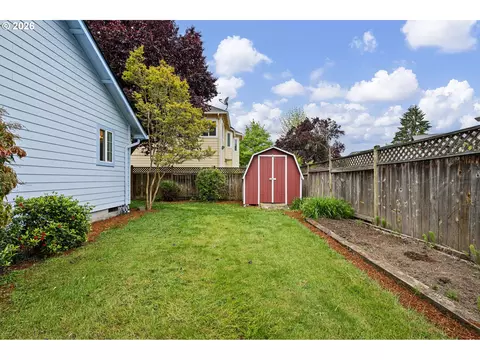 Exterior - 3928 Hyacinth St, Eugene, OR 97404 photo 4 of 10
