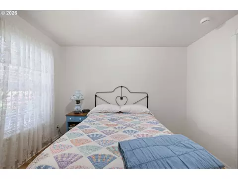 Bedroom - 3928 Hyacinth St, Eugene, OR 97404 photo 2 of 7