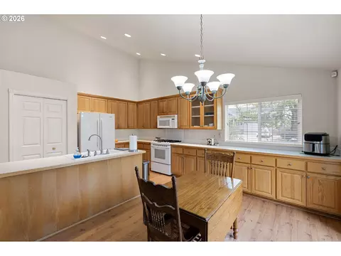 Kitchen - 3928 Hyacinth St, Eugene, OR 97404 photo 3 of 5