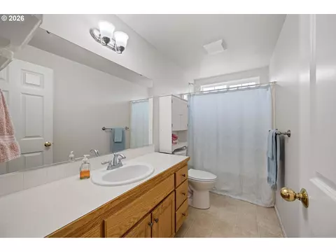 Bath - 3928 Hyacinth St, Eugene, OR 97404 photo 3 of 3