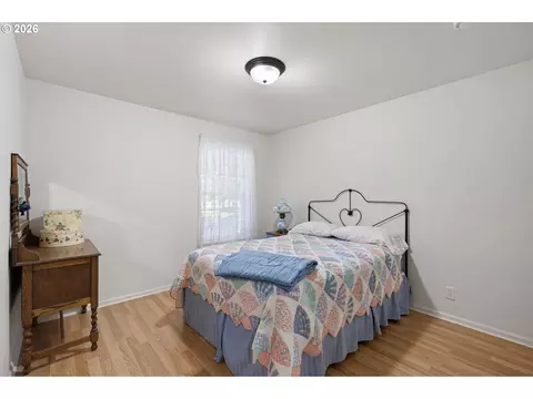 Bedroom - 3928 Hyacinth St, Eugene, OR 97404 photo 1 of 7