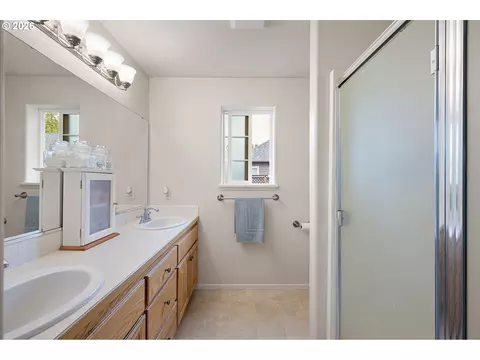 Bath - 3928 Hyacinth St, Eugene, OR 97404 photo 1 of 3