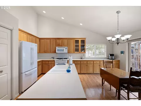 Kitchen - 3928 Hyacinth St, Eugene, OR 97404 photo 2 of 5