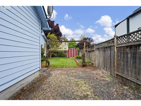 Exterior - 3928 Hyacinth St, Eugene, OR 97404 photo 5 of 10