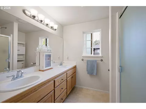 Bath - 3928 Hyacinth St, Eugene, OR 97404 photo 2 of 3
