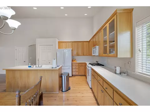 Kitchen - 3928 Hyacinth St, Eugene, OR 97404 photo 4 of 5
