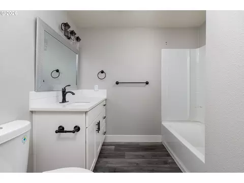 Bath - 4010 SW 13th Ct, Gresham, OR 97080 photo 2 of 2