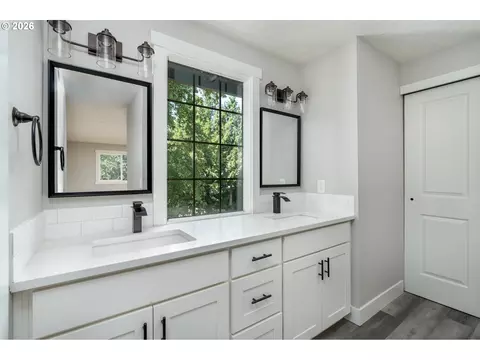Bath - 4010 SW 13th Ct, Gresham, OR 97080 photo 1 of 2