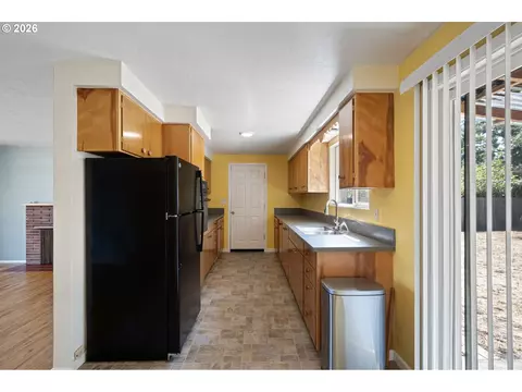 Kitchen - 130 E 31st Ave, Eugene, OR 97405 photo 2 of 6
