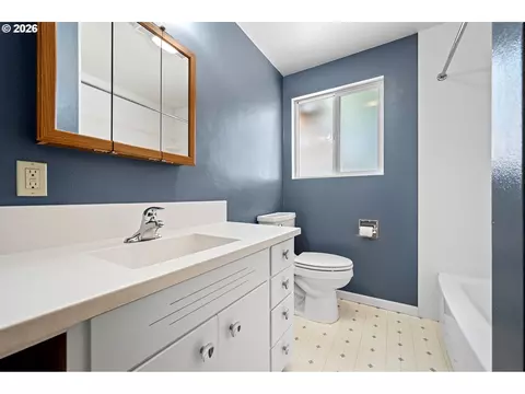 Bath - 130 E 31st Ave, Eugene, OR 97405 photo 3 of 3