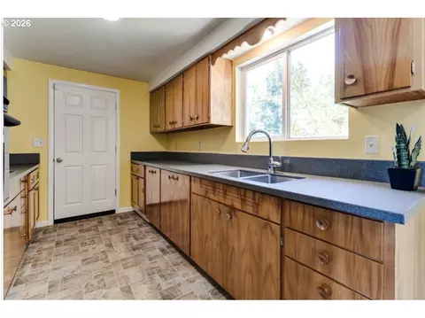 Kitchen - 130 E 31st Ave, Eugene, OR 97405 photo 1 of 6