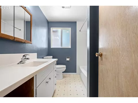 Bath - 130 E 31st Ave, Eugene, OR 97405 photo 2 of 3