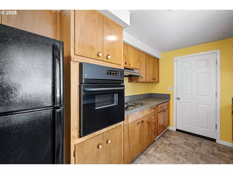 Kitchen - 130 E 31st Ave, Eugene, OR 97405 photo 3 of 6