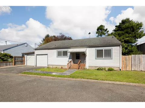 208 NW 7th St, Newport, OR 97365