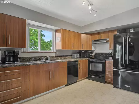 Kitchen - 1454 SW 4th St, Gresham, OR 97080 photo 1 of 4