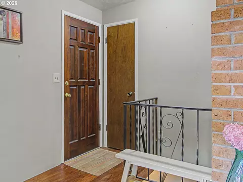 Entry Way - 1454 SW 4th St, Gresham, OR 97080 photo 1 of 2