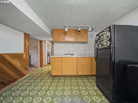 Kitchen - 1454 SW 4th St, Gresham, OR 97080 photo 4 of 4