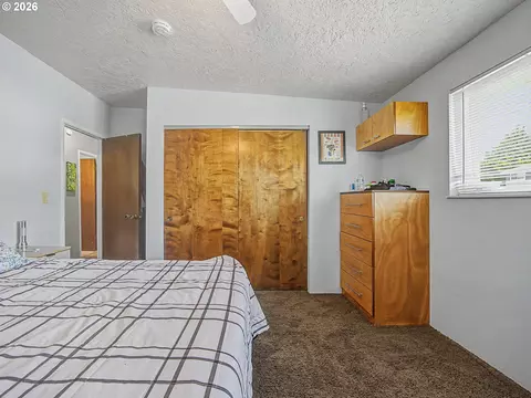 Bedroom - 1454 SW 4th St, Gresham, OR 97080 photo 3 of 6