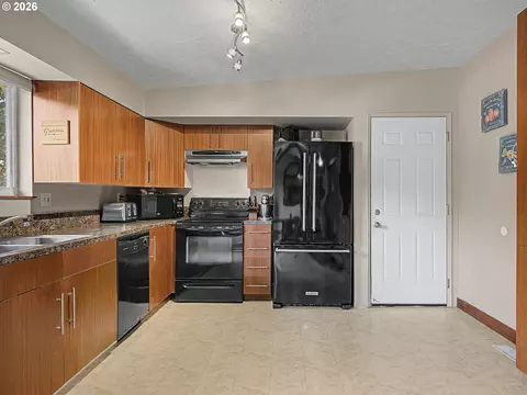 Kitchen - 1454 SW 4th St, Gresham, OR 97080 photo 3 of 4