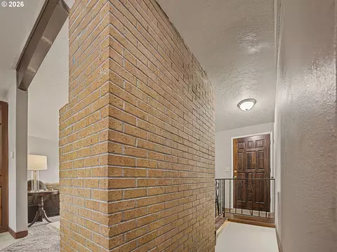 Entry Way - 1454 SW 4th St, Gresham, OR 97080 photo 2 of 2