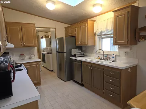 Kitchen - 5335 Main St #11, Springfield, OR 97478 photo 2 of 3