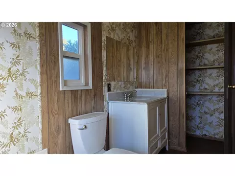 Bath - 1625 Henderson Ave #B10, Eugene, OR 97403 photo 2 of 4