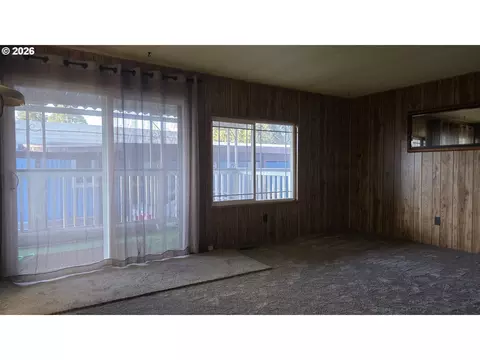 Living - 1625 Henderson Ave #B10, Eugene, OR 97403 photo 4 of 4