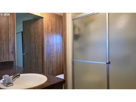 Bath - 1625 Henderson Ave #B10, Eugene, OR 97403 photo 4 of 4
